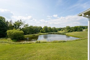 'heaven on the Hill' Retreat w/ Deck + Gas Grill!