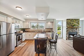 'heaven on the Hill' Retreat w/ Deck + Gas Grill!