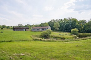 'heaven on the Hill' Retreat w/ Deck + Gas Grill!