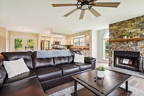 'heaven on the Hill' Retreat w/ Deck + Gas Grill!