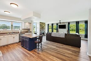 'heaven on the Hill' Retreat w/ Deck + Gas Grill!