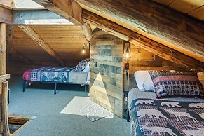 Fairhaven Harbor-front Gem - Steps From the Water!