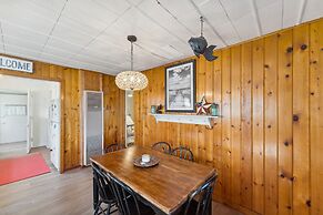 Delavan Retreat w/ Patio on Turtle Lake!