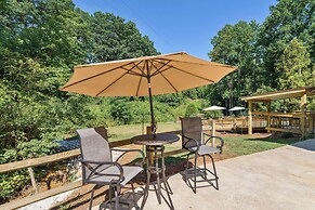 Hickory Hideaway: Pet-friendly Haven w/ Fire Pit!