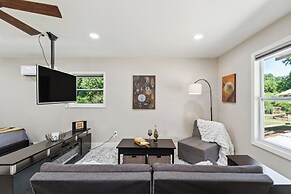 Hickory Hideaway: Pet-friendly Haven w/ Fire Pit!