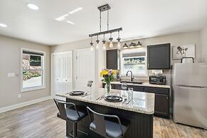 Hickory Hideaway: Patio Paradise w/ Community Pool