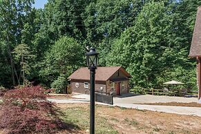 Hickory Hideaway: Pet-friendly Haven w/ Fire Pit!