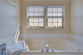 Owings Mills Townhouse: 8 Mi to Liberty Reservoir!