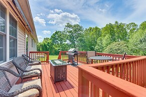 Chatham Getaway w/ Fireplace, Deck & Gas Grill!
