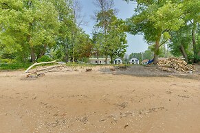 Cozy Beachfront Cottage on Lake Ontario!
