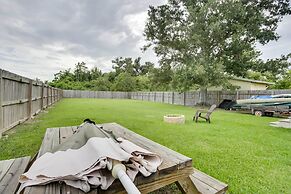 Golden Meadow Getaway: Patio, Grill, and Kayaks!