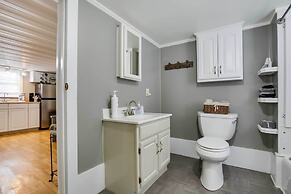 Golden Meadow Getaway: Patio, Grill, and Kayaks!