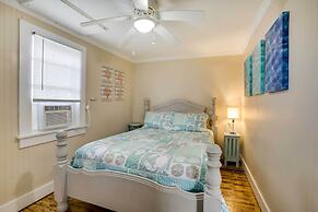 Golden Meadow Getaway: Patio, Grill, and Kayaks!