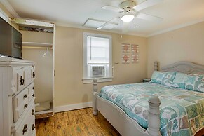 Golden Meadow Getaway: Patio, Grill, and Kayaks!