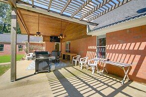Olive Branch Getaway w/ Deck & Charcoal Grill!