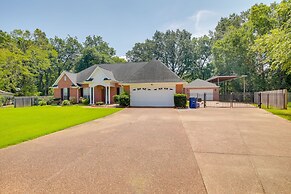 Olive Branch Getaway w/ Deck & Charcoal Grill!