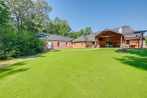 Olive Branch Getaway w/ Deck & Charcoal Grill!