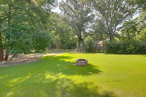 Olive Branch Getaway w/ Deck & Charcoal Grill!