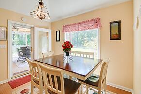 Olive Branch Getaway w/ Deck & Charcoal Grill!