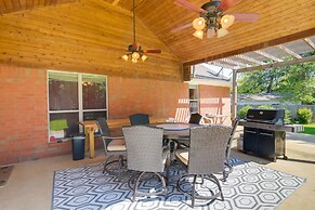 Olive Branch Getaway w/ Deck & Charcoal Grill!