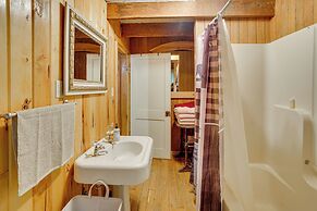 Historic Cabin Retreat ~ 2 Mi to Seneca Rocks!