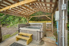 Historic Cabin Retreat ~ 2 Mi to Seneca Rocks!