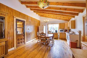 Historic Cabin Retreat ~ 2 Mi to Seneca Rocks!