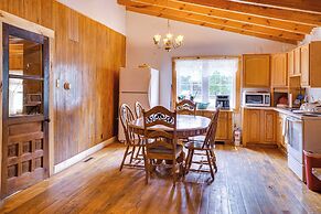 Historic Cabin Retreat ~ 2 Mi to Seneca Rocks!