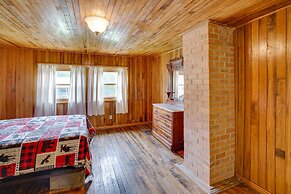 Historic Cabin Retreat ~ 2 Mi to Seneca Rocks!