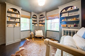 Stylish Willoughby Hills Retreat w/ Fireplace!