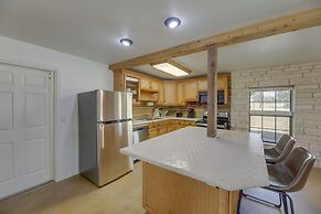 Elgin Retreat at Charming Country Cabin!