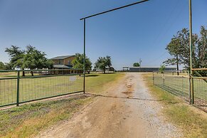 Elgin Retreat at Charming Country Cabin!