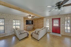 Elgin Retreat at Charming Country Cabin!