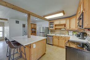 Elgin Retreat at Charming Country Cabin!