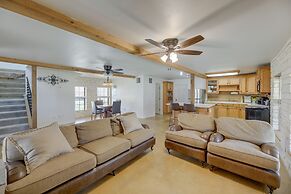 Elgin Retreat at Charming Country Cabin!