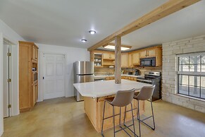 Elgin Retreat at Charming Country Cabin!