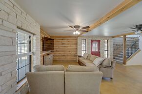 Elgin Retreat at Charming Country Cabin!