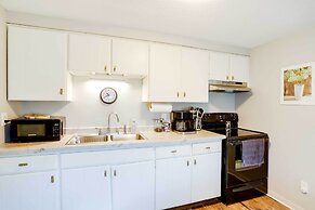 Cozy Norwalk Apt: Near Cedar Point & Kalahari!