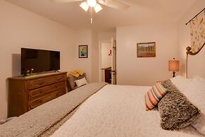 Charming Villisca Getaway w/ Screened Porch!