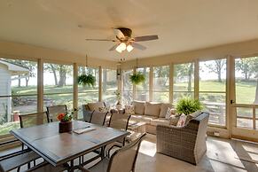 Charming Villisca Getaway w/ Screened Porch!