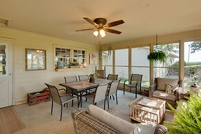 Charming Villisca Getaway w/ Screened Porch!