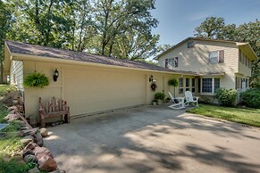 Charming Villisca Getaway w/ Screened Porch!