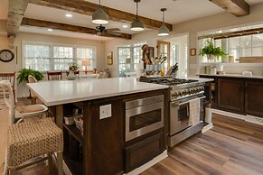 Charming Villisca Getaway w/ Screened Porch!