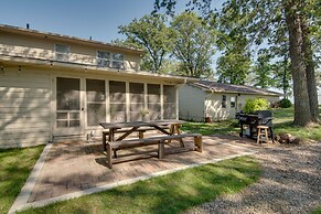 Charming Villisca Getaway w/ Screened Porch!