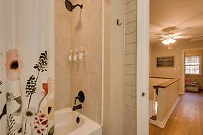 Charming Villisca Getaway w/ Screened Porch!