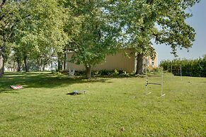 Charming Villisca Getaway w/ Screened Porch!