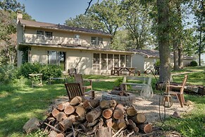 Charming Villisca Getaway w/ Screened Porch!