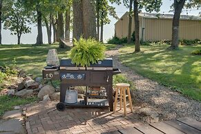 Charming Villisca Getaway w/ Screened Porch!