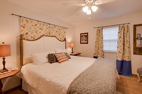 Charming Villisca Getaway w/ Screened Porch!