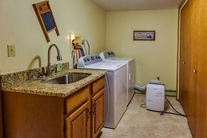 Family-friendly Dubois Cabin w/ Community Pool!